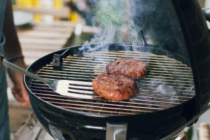 Burgers on the grill; image by Maude Fr&eacute;d&eacute;rique Lavoie, via Unsplash.com.