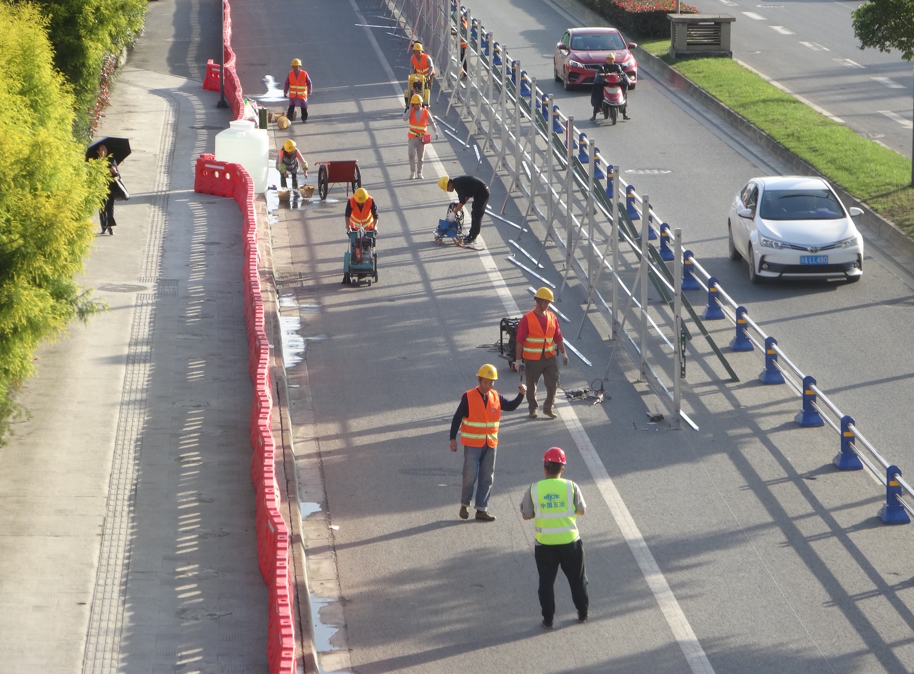 Roadside workers; image by Dapenglab, via Unsplash.com.
